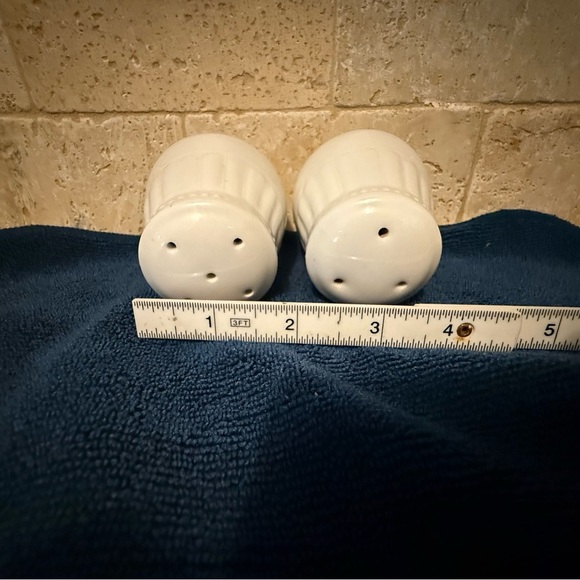 Athena Ariel by ONEIDA Salt and Pepper Shaker. Vintage, discontinued item. - Picture 3 of 4